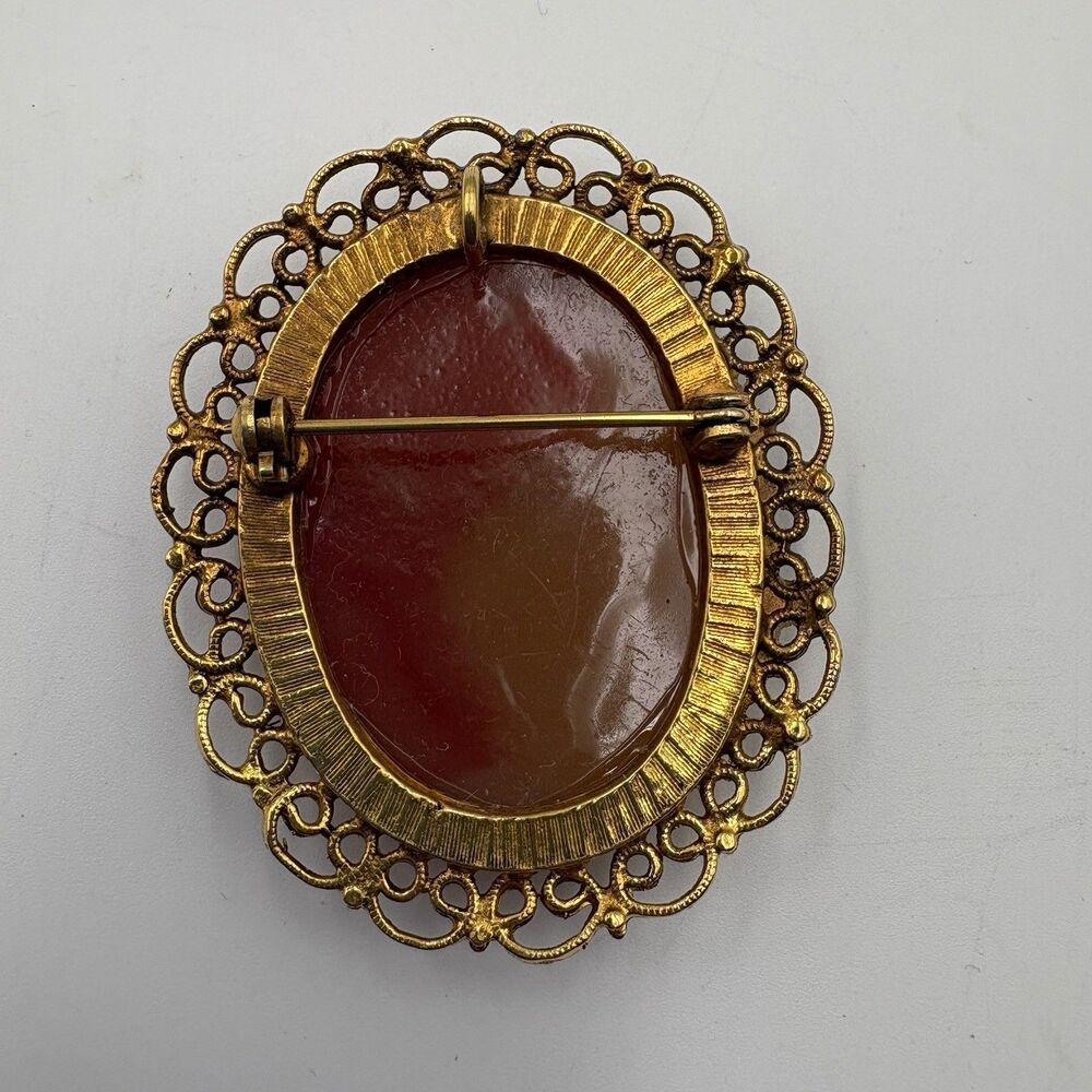Vintage Resin Cameo Gold Tone Pin Brooch With Clip On Earrings - Picture 4 of 5